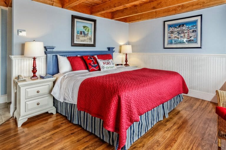 King Suite at Glen Cove - Red bed spread and wooden rafters